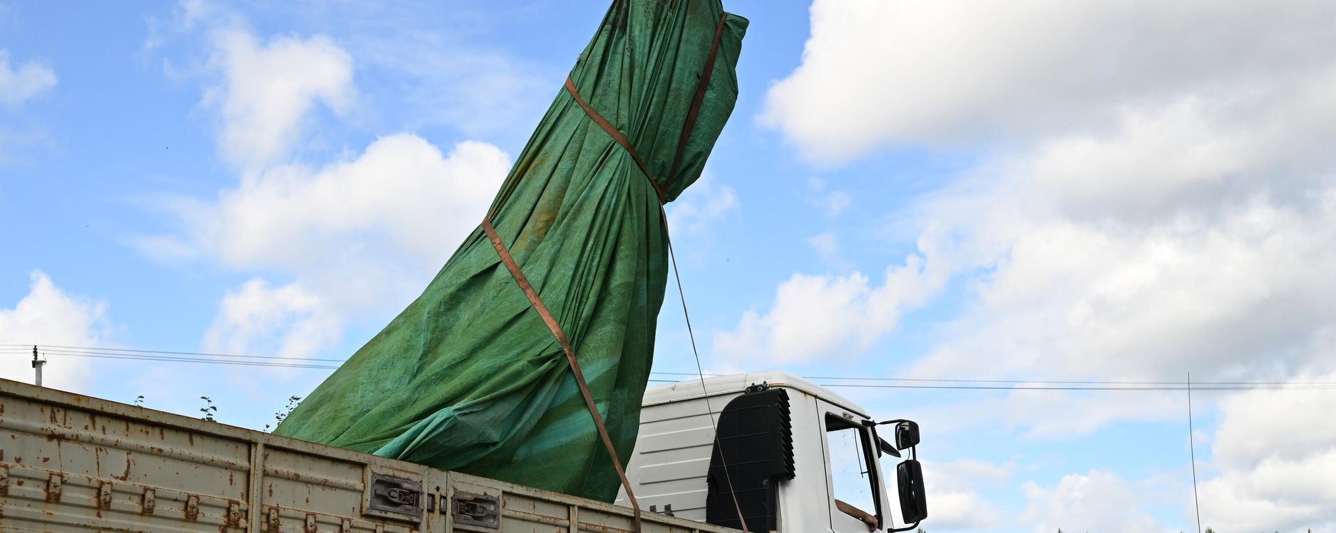 Truck carries part of the remains of the Embraer Legacy jet that went down over Tver region on Wednesday carrying 10 people, including, it is believed, Wagner boss Evgeny Prigozhin. Truck carries part of the remains of the Embraer Legacy jet that went down over Tver region on Wednesday carrying 10 people, including, it is believed, Wagner boss Evgeny Prigozhin. - Sputnik International, 1920, 26.08.2023