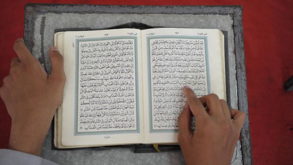 An Indian Muslim student recites from the Quran in a classroom in Hyderabad on May 24, 2018. - Sputnik International