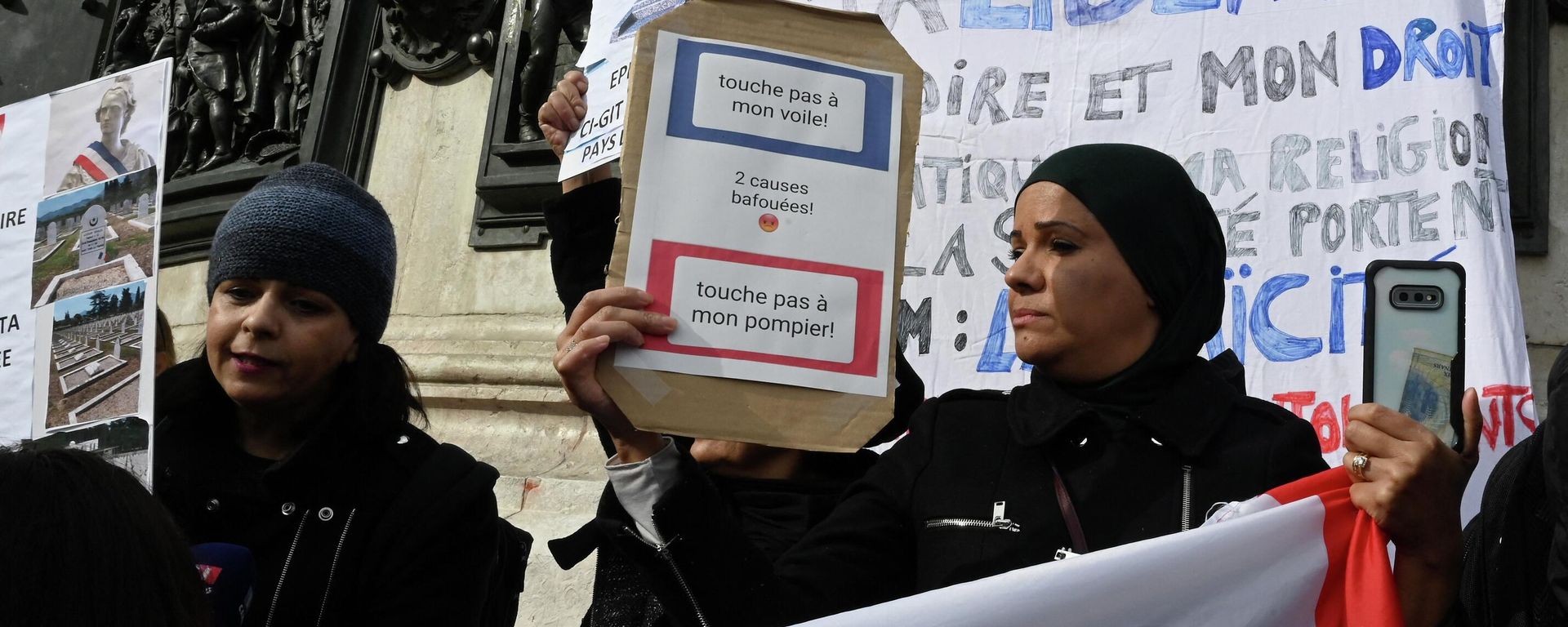 Women hold signs reading Don't touch my headscarf as they demonstrate on October 19, 2019 on the place de la Republique in Paris. Women hold signs reading Don't touch my headscarf as they demonstrate on October 19, 2019 on the place de la Republique in Paris. - Sputnik International, 1920, 27.08.2023