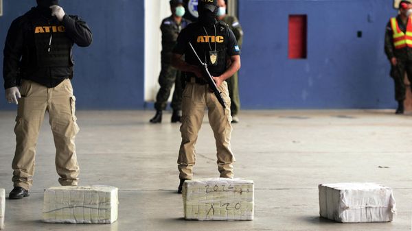 Members of Honduras' Technical Bureau for Criminal Investigation (ATIC) guard packages of cocaine seized from an aircraft found in an illegal landing strip near Brus Laguna in the Caribbean La Mosquitia region, at the Hernan Acosta Mejia air base in Tegucigalpa, on September 25, 2020. - Sputnik International