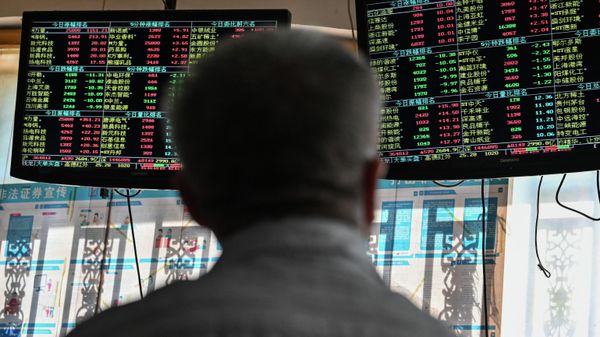 An investor monitors stock price movements at a securities company in Shanghai on September 24, 2021 - Sputnik International