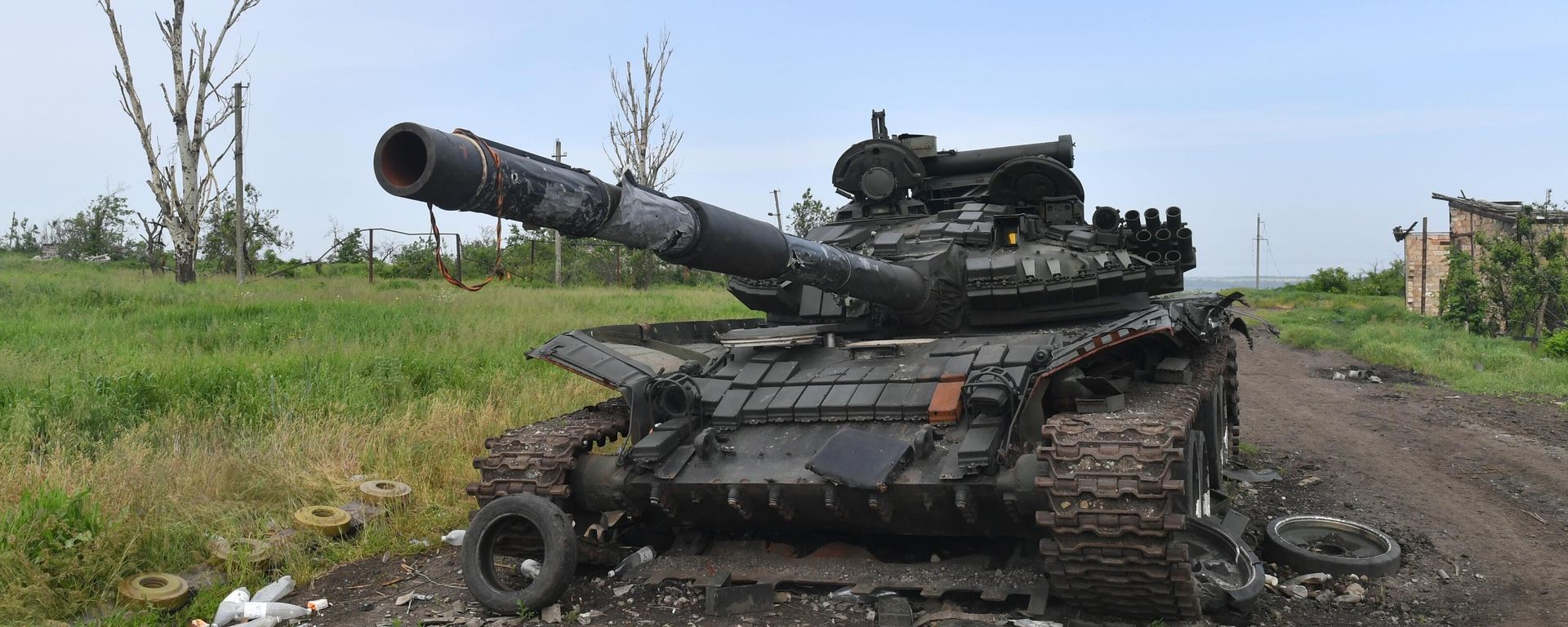 Destroyed Ukrainian Tank in a Village Near the Frontline in the Artemovsk (Bakhmut) Direction Destroyed Ukrainian Tank in a Village Near the Frontline in the Artemovsk (Bakhmut) Direction - Sputnik International, 1920, 28.08.2023