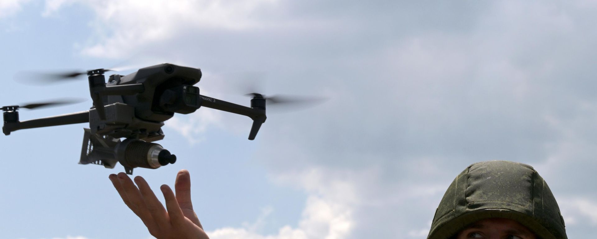 A Russian serviceman is seen using a drone in the special operation zone in Ukraine. File photo - Sputnik International, 1920, 29.08.2023