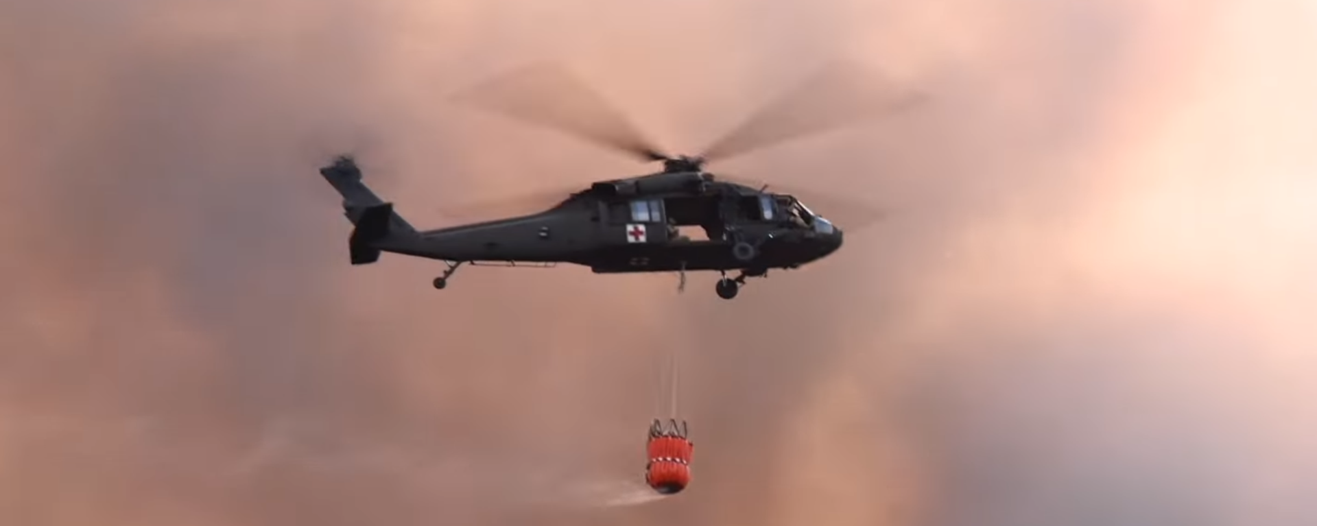 A Louisiana Department of Agriculture and Forestry helicopter prepares to drop water on one of more than 450 wildfires raging in the state on August 29, 2023. A Louisiana Department of Agriculture and Forestry helicopter prepares to drop water on one of more than 450 wildfires raging in the state on August 29, 2023. - Sputnik International, 1920, 29.08.2023