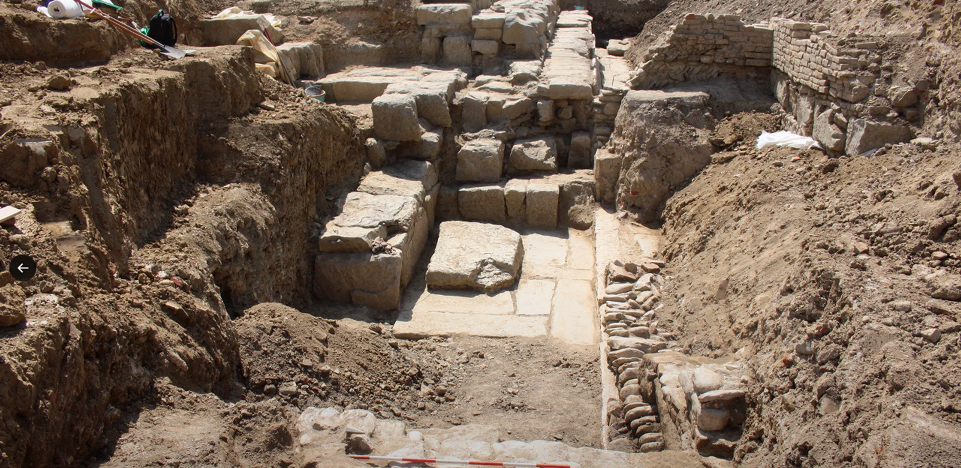 An X (formerly Twitter) screenshot of ancient temple ruins in Sarsina, Italy. File photo - Sputnik International, 1920, 31.08.2023