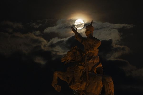 The Supermoon rises near the equestrian statue of Damdin Sukhbaatar on Sukhbaatar Square in Ulaanbaatar, Mongolia, Wednesday, Aug. 30, 2023. - Sputnik International