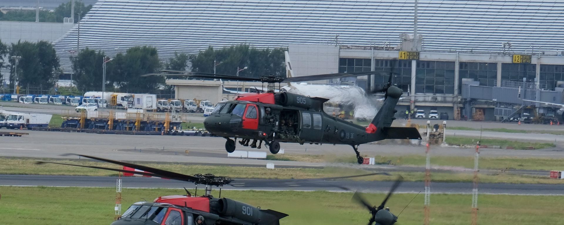 Taiwanese soldiers fly in US made Black Hawk helicopters during the military Han Guang drill at the Taoyuan International Airport on July 26, 2023 Taiwanese soldiers fly in US made Black Hawk helicopters during the military Han Guang drill at the Taoyuan International Airport on July 26, 2023 - Sputnik International, 1920, 31.08.2023