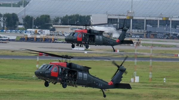 Taiwanese soldiers fly in US made Black Hawk helicopters during the military Han Guang drill at the Taoyuan International Airport on July 26, 2023 - Sputnik International