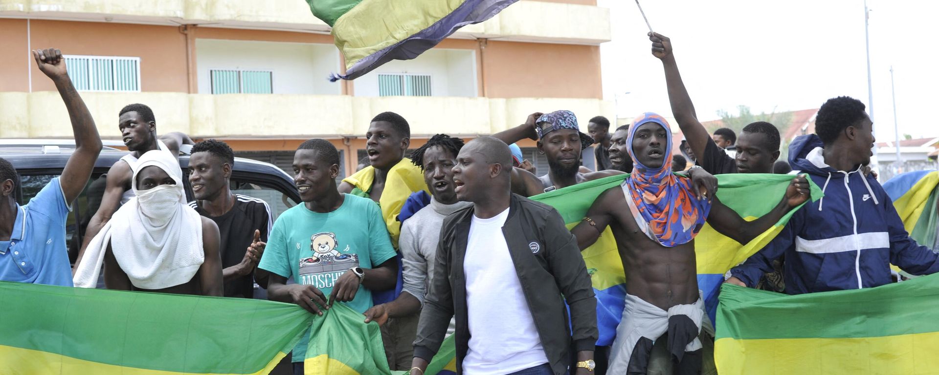Residents are holding national flags in Gabon's Libreville on August 30, 2023. Residents are holding national flags in Gabon's Libreville on August 30, 2023. - Sputnik International, 1920, 31.08.2023