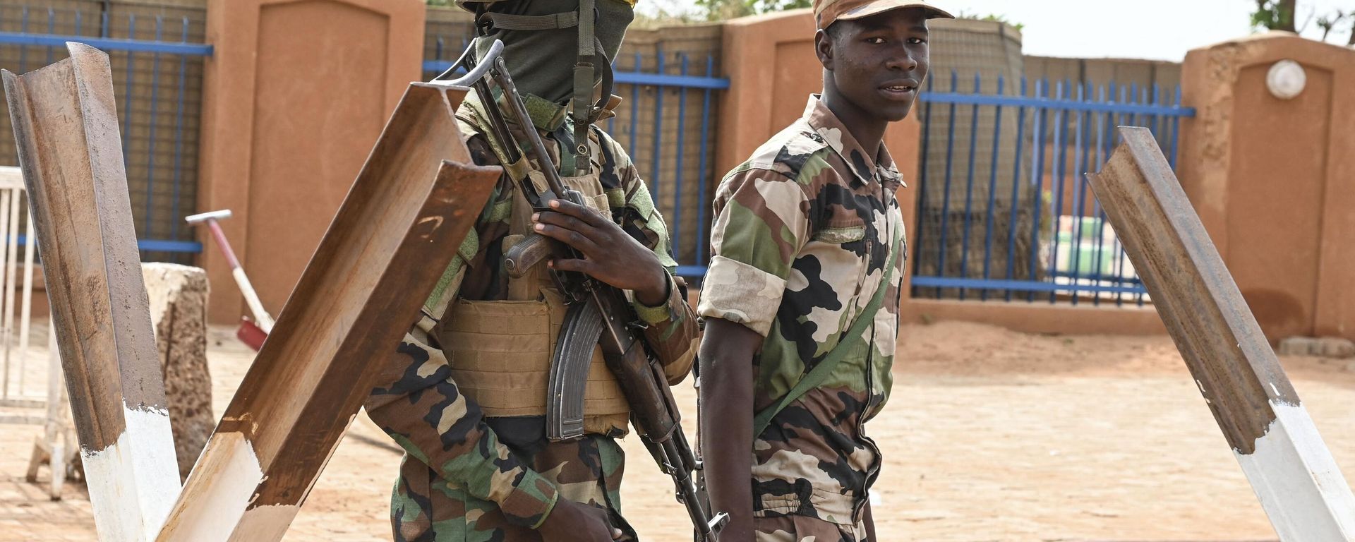 Nigerien soldiers stand guard as supporters of Niger's National Council of Safeguard of the Homeland (CNSP) protest outside the Niger and French airbase in Niamey on August 30, 2023 to demand the departure of the French army from Niger. Nigerien soldiers stand guard as supporters of Niger's National Council of Safeguard of the Homeland (CNSP) protest outside the Niger and French airbase in Niamey on August 30, 2023 to demand the departure of the French army from Niger. - Sputnik International, 1920, 31.08.2023