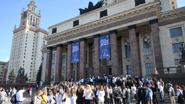 Students of Lomonosov Moscow State University (MSU) gathered on Knowledge Day in front of the main MSU building in Moscow - Sputnik International