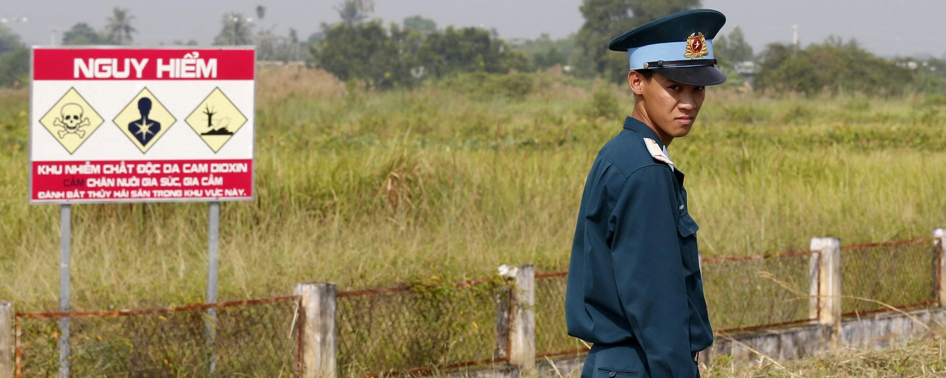 A Vietnamese soldier stands guard at the dioxin contaminated area while U.S. Defense Secretary Jim Mattis visits Bien Hoa air base in Bien Hoa, outside Ho Chi Minh City, Vietnam Wednesday, Oct. 17, 2018. File photo. A Vietnamese soldier stands guard at the dioxin contaminated area while U.S. Defense Secretary Jim Mattis visits Bien Hoa air base in Bien Hoa, outside Ho Chi Minh City, Vietnam Wednesday, Oct. 17, 2018. File photo. - Sputnik International, 1920, 02.09.2023