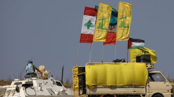 A picture taken on May 20, 2021, from the northern Israeli town of Metula near the border with Lebanon, people raising Palestinian, Lebanese and Iran-backed Hezbollah flags during a rally in solidarity with the Palestinians, on the outskirts of the southern Lebanese village of Kfarkila, near a United Nations Interim Force in Lebanon (UNIFIL) armoured personnel carrier. - Sputnik International