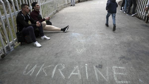 Ukrainians seeking for asylum in the United States sit near a camp on the Mexican side of the San Ysidro Crossing port in Tijuana, Baja California State, Mexico, on April 2, 2022 - Sputnik International