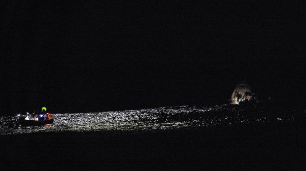 Support teams work around a SpaceX capsule shortly after it splashed down in the Atlantic Ocean off the coast of Jacksonville, Florida - Sputnik International