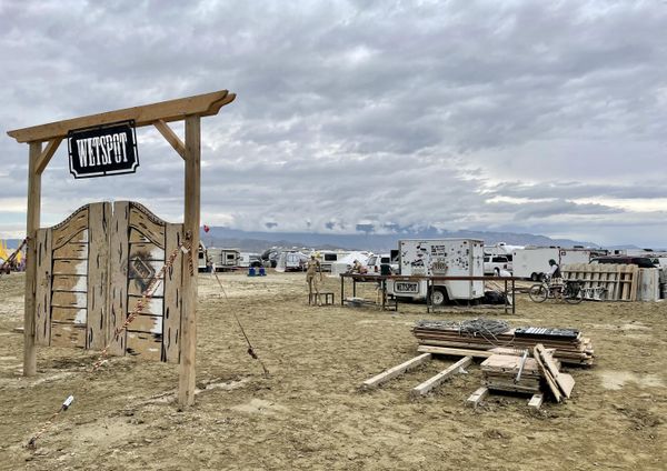Campers and festival decors are seen in a muddy desert plain on September 3, 2023, after heavy rains turned the annual Burning Man festival site in Nevada’s Black Rock desert into a mud pit. (Photo by Julie JAMMOT / AFP) - Sputnik International