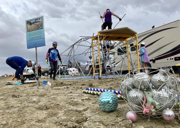 Attendees of the annual Burning Man festival in Nevada’s Black Rock desert, known as "burners," strike down their Unicorner camp before new rainfalls on September 3, 2023. (Photo by Julie JAMMOT / AFP) - Sputnik International