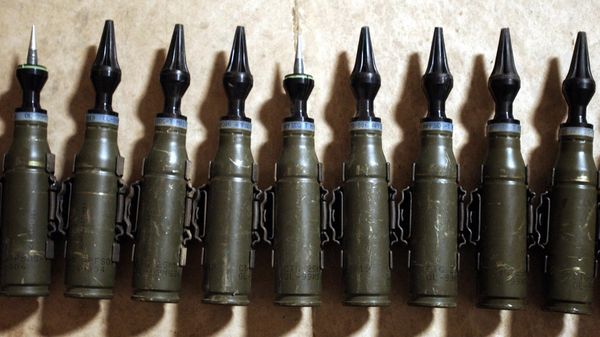 A row of US Army  25mm rounds of depleted uranium ammunition, 11 February 2004, at the base of Charlie Company, 1-22 Battalion, 4th Infantry Division, in Tikrit, 180 km (110 miles) north of Baghdad. - Sputnik International