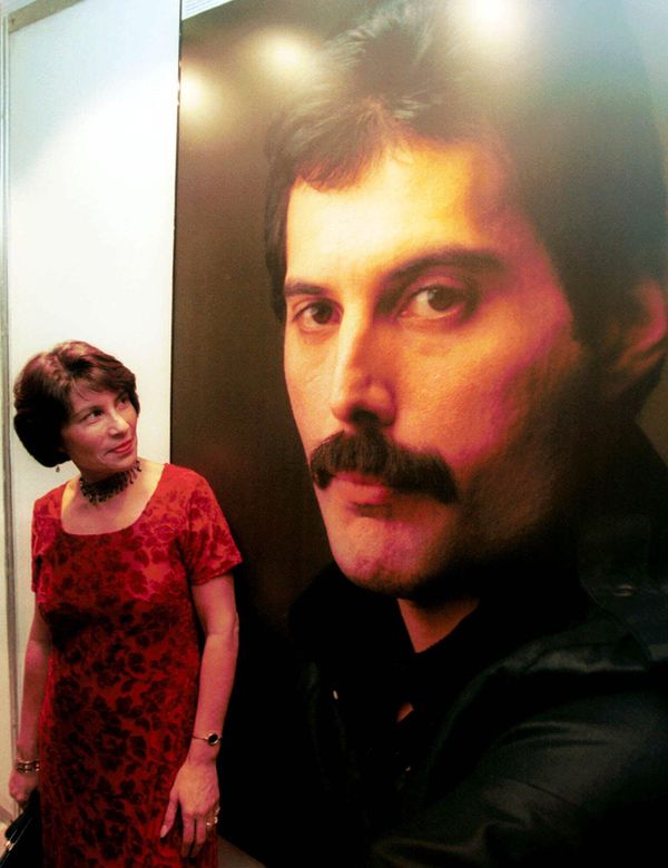 Freddie Mercury was born in Zanzibar in 1946 under the name of Farrokh Bulsara. His family led a modest life and had to flee to England in the wake of political turmoil in the 1960s.Pictured in the photo above: Kashmira Cooke, Freddie Mercury's sister, glances at a portrait of her brother during a photo exhibition in Bombay.  - Sputnik International