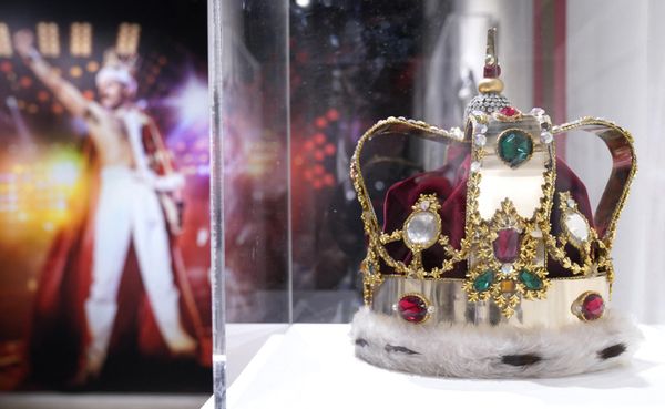 Freddie Mercury designed the group's logo - a crown and the Zodiac signs of its musicians. Pictured in the photo above: The signature crown of British singer-songwriter Freddie Mercury is displayed during the media preview for Freddie Mercury: A World of His Own. The Evening Sale at Sotheby’s in New York City on June 1, 2023.  - Sputnik International