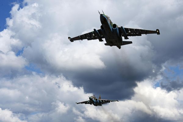 Su-25 attack aircraft of the Belarusian Air Force practice landing on the road. - Sputnik International