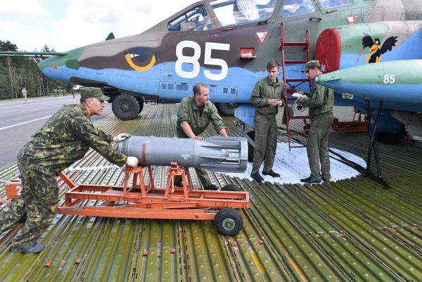 Su-25 attack aircraft is loaded with projectiles. - Sputnik International