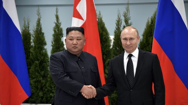 Vladimir Putin greets Kim Jong-un in Vladivostok - Sputnik International