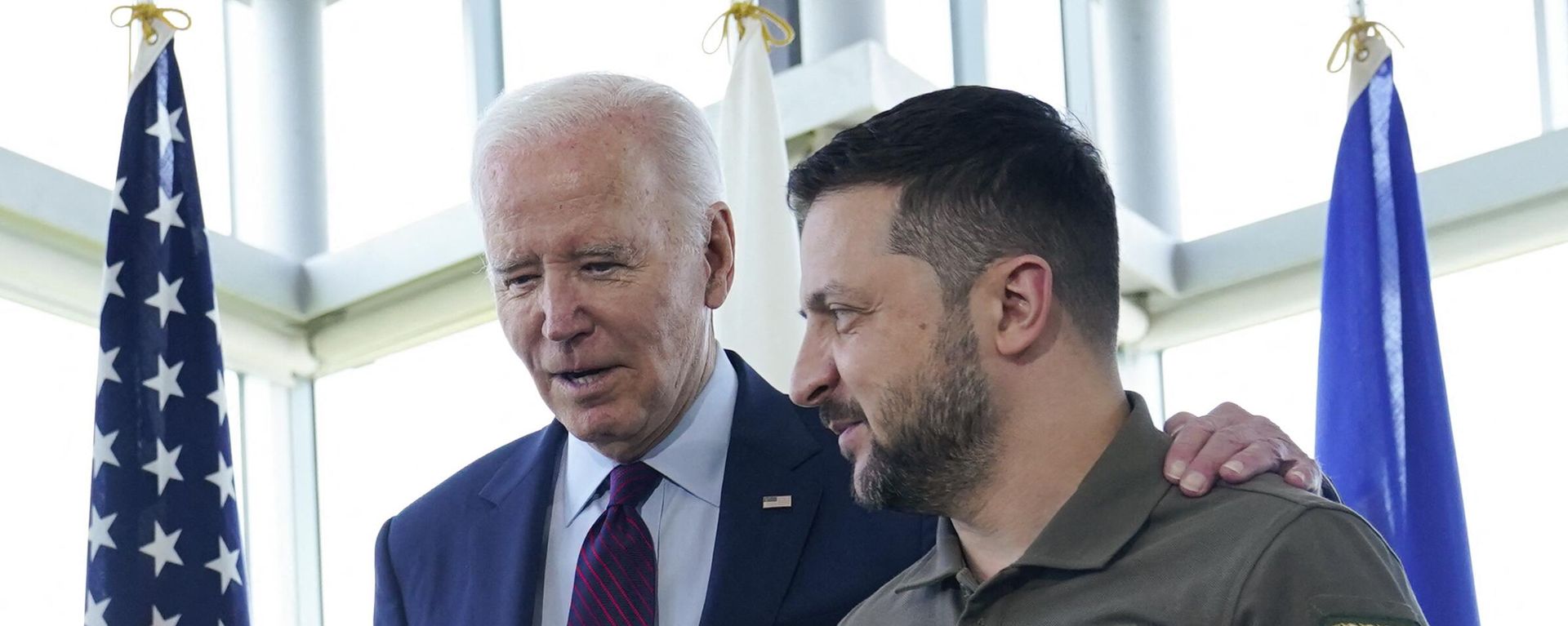 US President Joe Biden (L) walks with Ukraine's President Volodymyr Zelensky ahead of a working session on Ukraine during the G7 Leaders' Summit in Hiroshima on May 21, 2023 US President Joe Biden (L) walks with Ukraine's President Volodymyr Zelensky ahead of a working session on Ukraine during the G7 Leaders' Summit in Hiroshima on May 21, 2023 - Sputnik International, 1920, 22.09.2023