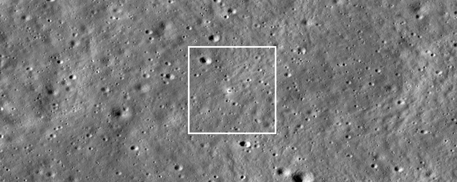 Chandrayaan-3 lander is in the center of the image, its dark shadow is visible against the bright halo surrounding the vehicle. The image is 1,738 meters wide; frame No. M1447750764LR. - Sputnik International, 1920, 06.09.2023
