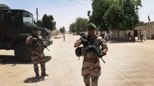 French soldiers from the Barkhane force patrol not far from the central square of Faya-Largeau, in northern Chad, on June 2, 2022. The Barkhane detachment in Faya-Largeau in Chad is one of the oldest detachments of the French anti-terrorist force. They carry out support missions for the benefit of the Chadian national army and develops civil-military projects. - Sputnik International