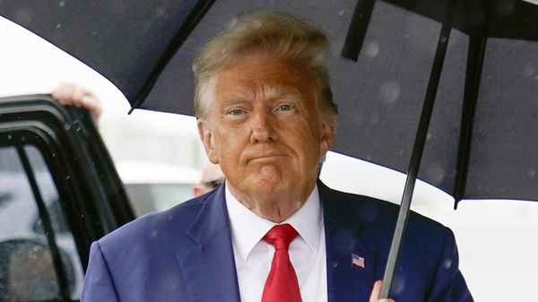 Former President Donald Trump walks to speak with reporters before boarding his plane at Ronald Reagan Washington National Airport, Aug. 3, 2023, in Arlington, Va. - Sputnik International