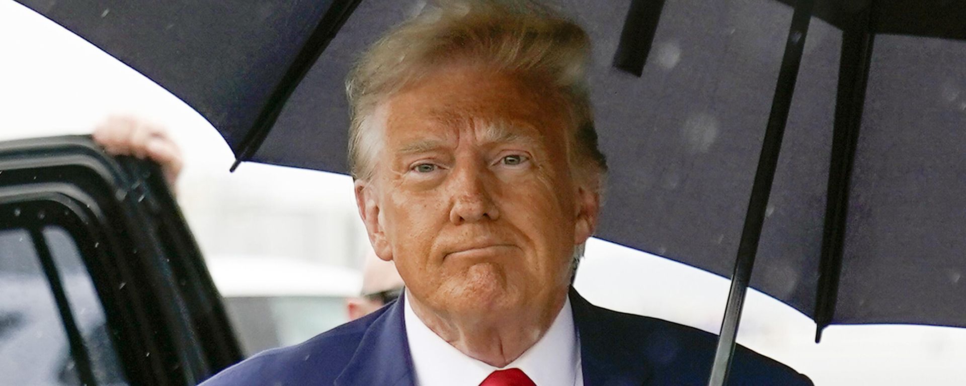 Former President Donald Trump walks to speak with reporters before boarding his plane at Ronald Reagan Washington National Airport, Aug. 3, 2023, in Arlington, Va. Former President Donald Trump walks to speak with reporters before boarding his plane at Ronald Reagan Washington National Airport, Aug. 3, 2023, in Arlington, Va. - Sputnik International, 1920, 22.12.2023