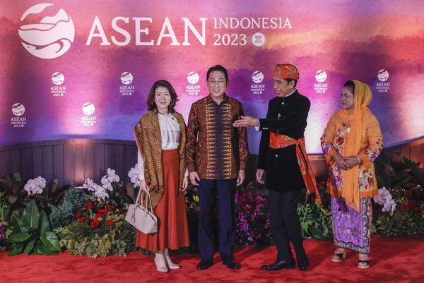 Indonesian President Joko Widodo, second right, and his wife Iriana, right, greet Japan's Prime Minster Fumio Kishida and his wife Yuko upon their arrival for the gala dinner at the Association of Southeast Asian Nations (ASEAN) Summit in Jakarta, Indonesia. - Sputnik International