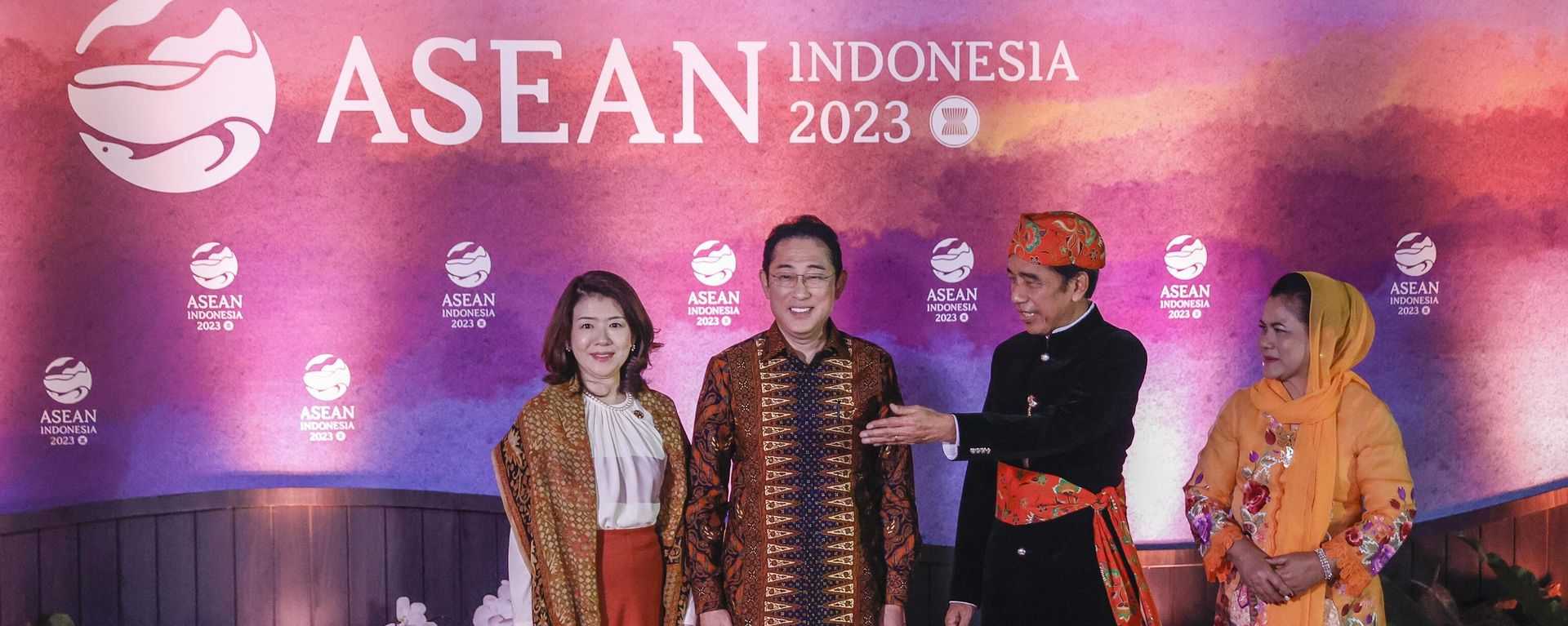 Indonesian President Joko Widodo, second right, and his wife Iriana, right, greet Japan's Prime Minster Fumio Kishida and his wife Yuko upon their arrival for the gala dinner at the ASEAN Summit in Jakarta, Indonesia, Wednesday, Sept. 6, 2023. Indonesian President Joko Widodo, second right, and his wife Iriana, right, greet Japan's Prime Minster Fumio Kishida and his wife Yuko upon their arrival for the gala dinner at the ASEAN Summit in Jakarta, Indonesia, Wednesday, Sept. 6, 2023. - Sputnik International, 1920, 07.09.2023