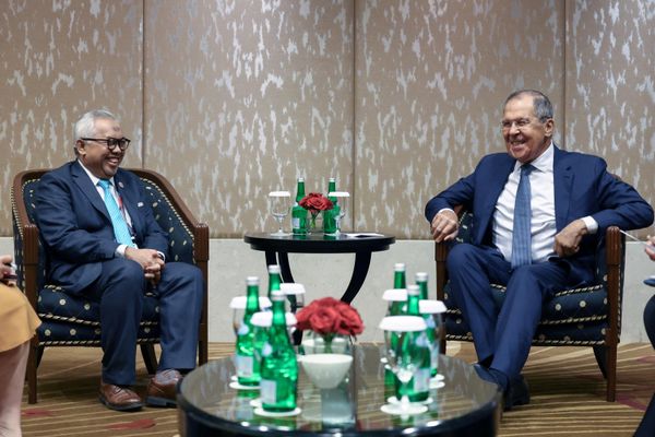 Secretary General of the Indian Ocean Rim Association (IORA) Salman Al Farisi and Russian Foreign Minister Sergey Lavrov meet during the 18th East Asia Summit in Jakarta. - Sputnik International
