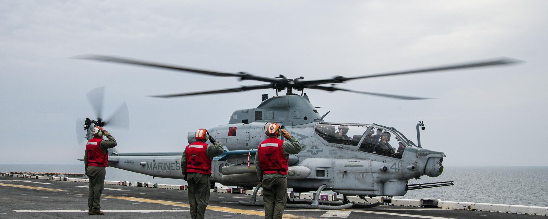 Aviation Boatswain’s Mates salute the pilots of an AH-1Z Viper attack helicopter as it approaches for landing onboard the Wasp-class amphibious assault ship USS Kearsarge (LHD 3) on June 7, 2022, during the BALTOPS 22 Exercise in the Baltic Sea. Aviation Boatswain’s Mates salute the pilots of an AH-1Z Viper attack helicopter as it approaches for landing onboard the Wasp-class amphibious assault ship USS Kearsarge (LHD 3) on June 7, 2022, during the BALTOPS 22 Exercise in the Baltic Sea. - Sputnik International, 1920, 07.09.2023