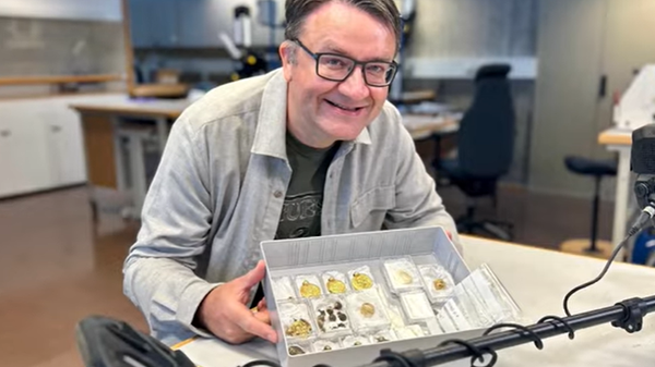 Man who found gold jewelry dating back to 500 AD using his metal detector. - Sputnik International