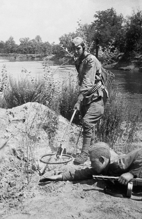 The Great Patriotic War of 1941-1945: the Battle of Donbass, South-Western Front. Deminers are inspecting the area for mines in the Donetsk Region (the Donetsk People's Republic). - Sputnik International
