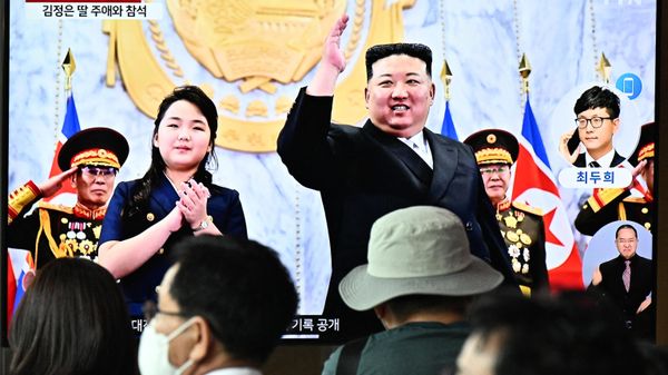 People sit in front of a television showing a news broadcast with a photo of North Korea’s leader Kim Jong Un (C) and his daughter (L) attending a parade marking the 75th anniversary of the country's founding, at a railway station in Seoul on September 9, 2023 - Sputnik International