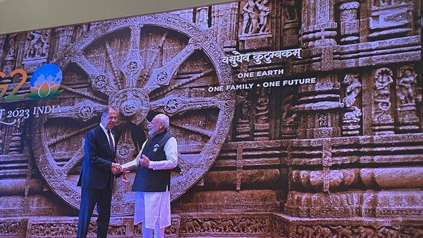 Russian Foreign Minister Sergey Lavrov is greeted by Indian PM Narendra Modi at the G20 summit in New Delhi, September 9, 2023 - Sputnik International
