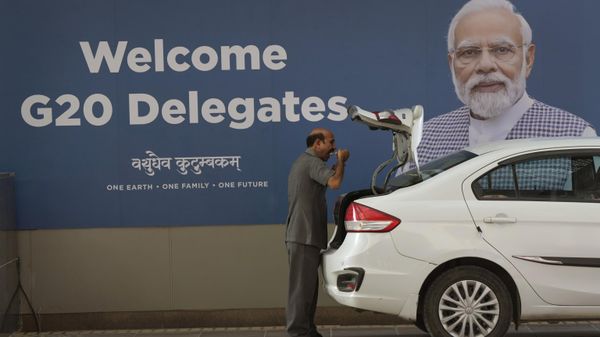A government-employed driver eats a meal at the main venue of the G20 Summit, in New Delhi, India, Friday, Sept. 8, 2023.  - Sputnik International
