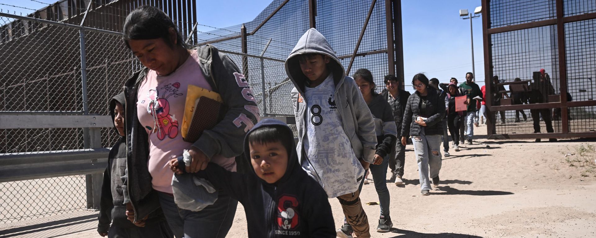 Migrants with children walk to board a bus after surrendering to US Customs and Border Protection Border Patrol agents in El Paso, Texas, on May 10, 2023. Migrants with children walk to board a bus after surrendering to US Customs and Border Protection Border Patrol agents in El Paso, Texas, on May 10, 2023. - Sputnik International, 1920, 20.09.2023