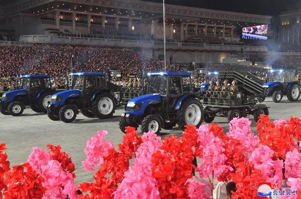 To mark the founding day, rocket launchers towed by trucks and tractors traversed the square - Sputnik International