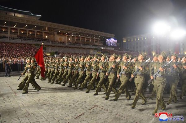 On the occasion of the 75th anniversary of the DPRK's founding on September 7, a number of foreign organizations placed flower baskets at the statues of former DPRK leaders Kim Il-sung and Kim Jong-il on Mansudae Hill. - Sputnik International