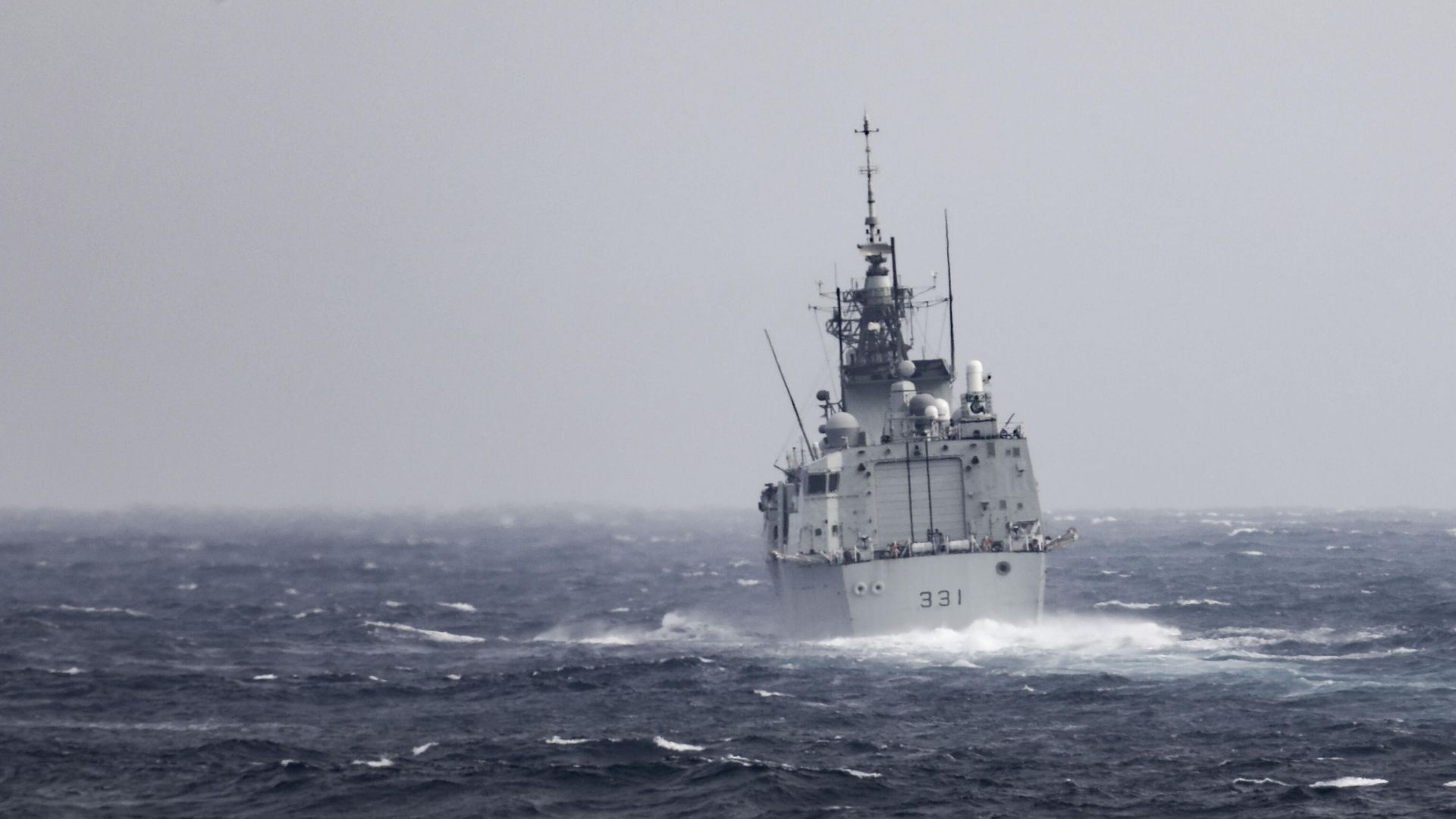 In this photo provided by U.S. Navy, The Royal Canadian Navy Halifax-class frigate HMCS Vancouver (FFH 331) transits the Taiwan Strait with guided-missile destroyer USS Higgins (DDG 76) - Sputnik International, 1920, 09.09.2023