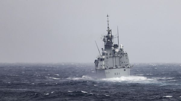 In this photo provided by U.S. Navy, The Royal Canadian Navy Halifax-class frigate HMCS Vancouver (FFH 331) transits the Taiwan Strait with guided-missile destroyer USS Higgins (DDG 76) - Sputnik International