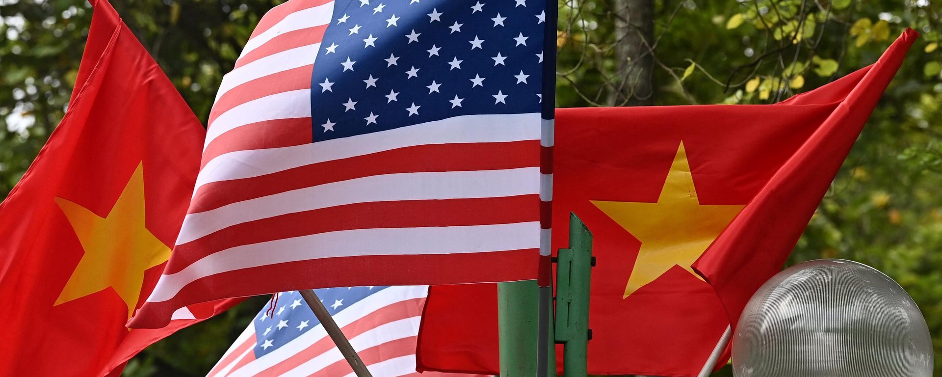 US and Vietnam national flags fly on a street light in Hanoi on September 10, 2023, ahead of US President Joe Biden's visit to Vietnam. US and Vietnam national flags fly on a street light in Hanoi on September 10, 2023, ahead of US President Joe Biden's visit to Vietnam. - Sputnik International, 1920, 10.09.2023