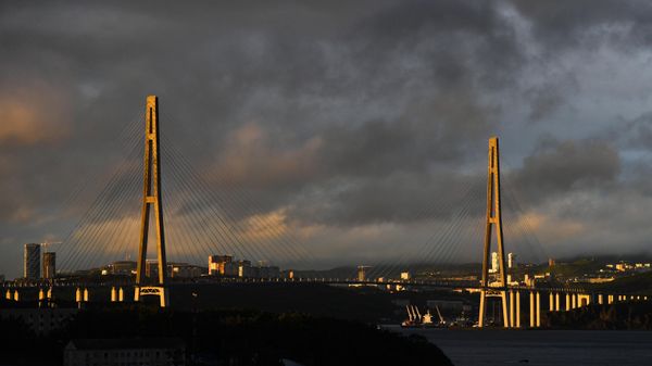 A view shows Russky bridge across the Eastern Bosphorus during sunset, in the Far Eastern port of Vladivostok, Russia. - Sputnik International