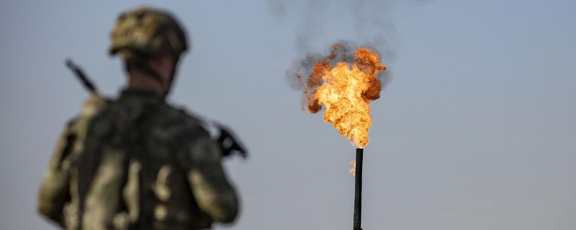 A US soldier patrols near an oil field in al-Qahtaniyah in Syria's northeastern Hasakah province, close to the border with Turkiye, on June 14, 2023 A US soldier patrols near an oil field in al-Qahtaniyah in Syria's northeastern Hasakah province, close to the border with Turkiye, on June 14, 2023 - Sputnik International, 1920, 10.09.2023