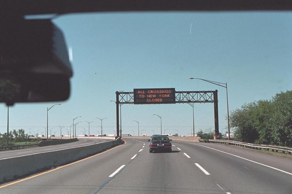 A sign states "All Crossings to New York Closed" after the terrorist attack. - Sputnik International